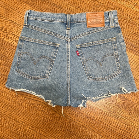 Levi’s Ribcage Denim Shorts - Picture 8 of 8